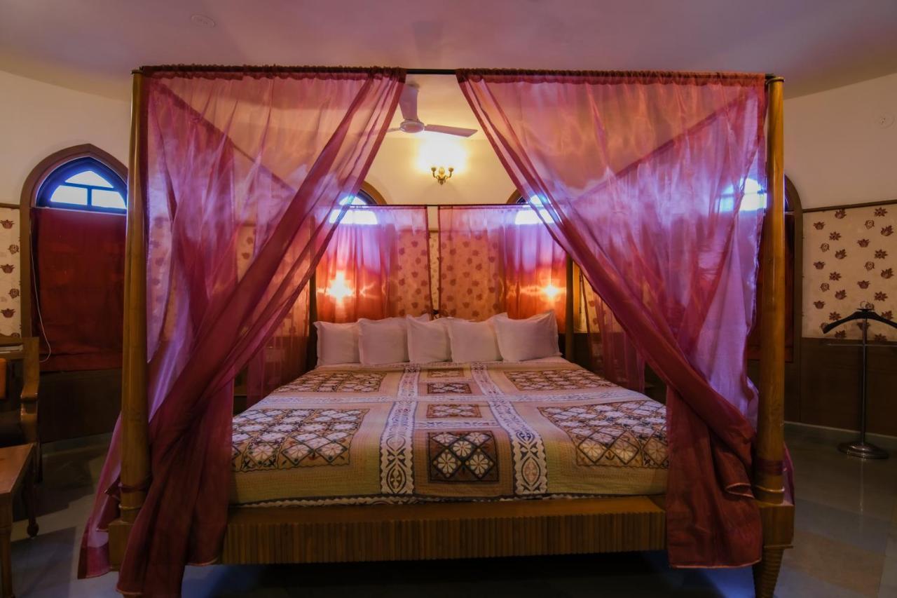 เฮอริเทจ ขีรสราพาเลซ Hotel ราชโกฎิ ภายนอก รูปภาพ